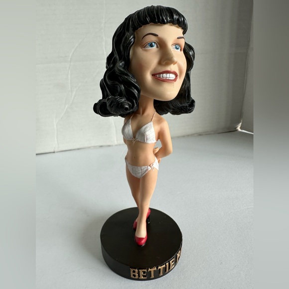 BETTIE PAGE HEAD KNOCKER BOBBLE HEAD HEADKNOCKER BY NECA - Picture 1 of 9
